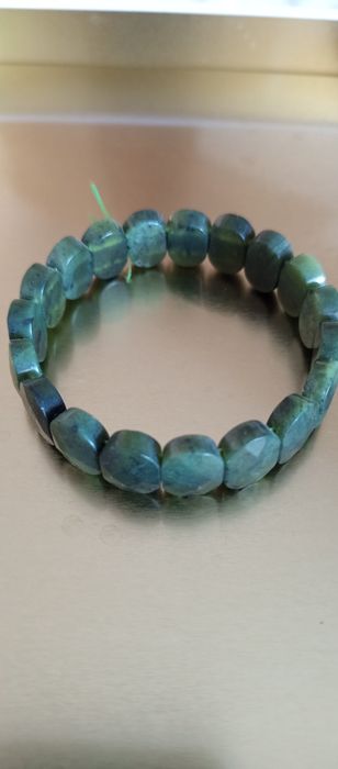 Гривна от нефрит