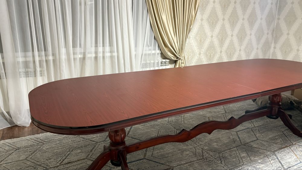 Стол для гостей.