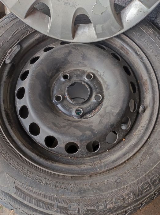 Гуми с джанти и тасове