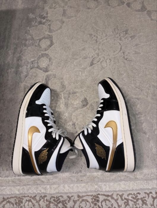 Air Jordan 1 Mid SE Black/Gold Patent Leather