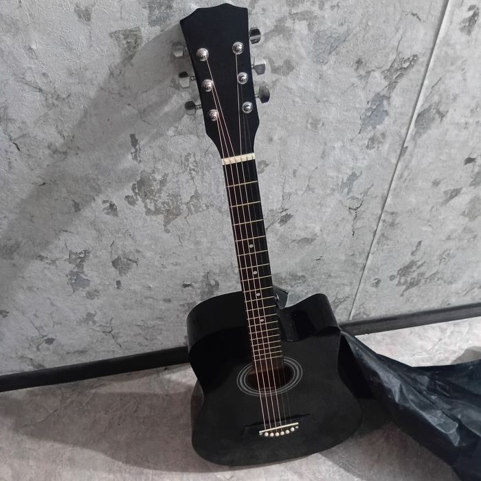 продам гитару с комплектацией