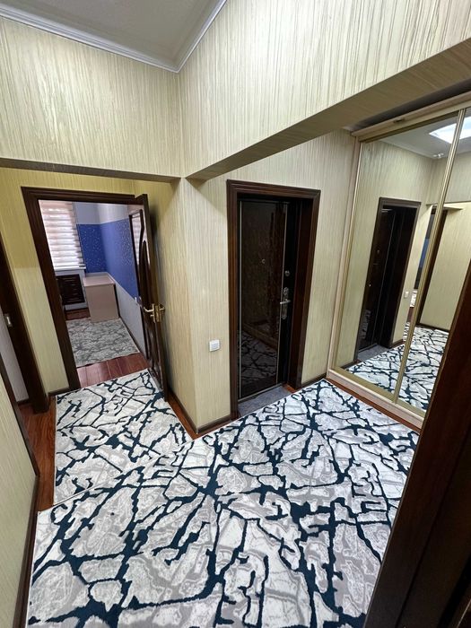 Квартира Сотилади жуда қуллай ва марказда, метрога 300 мерт.