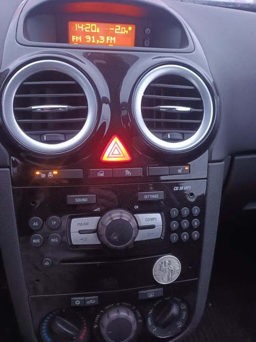 Opel corsa D ,motor 1200 benzina ,an 2009  cu incalzire in volan si sc