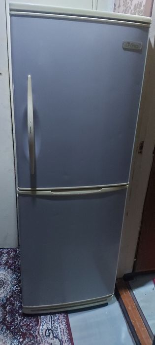 Холодильник двухкамерный.