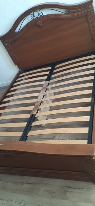 Кровать в комплекте, двуспальная.