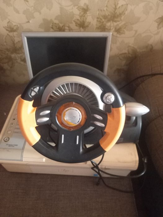 Игровой руль под маркой Genius