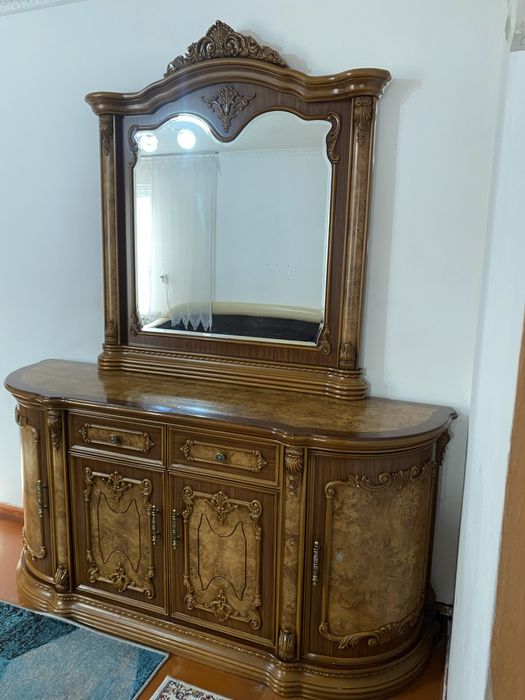 Продаётся мебельный гарнитур в классическом стиле