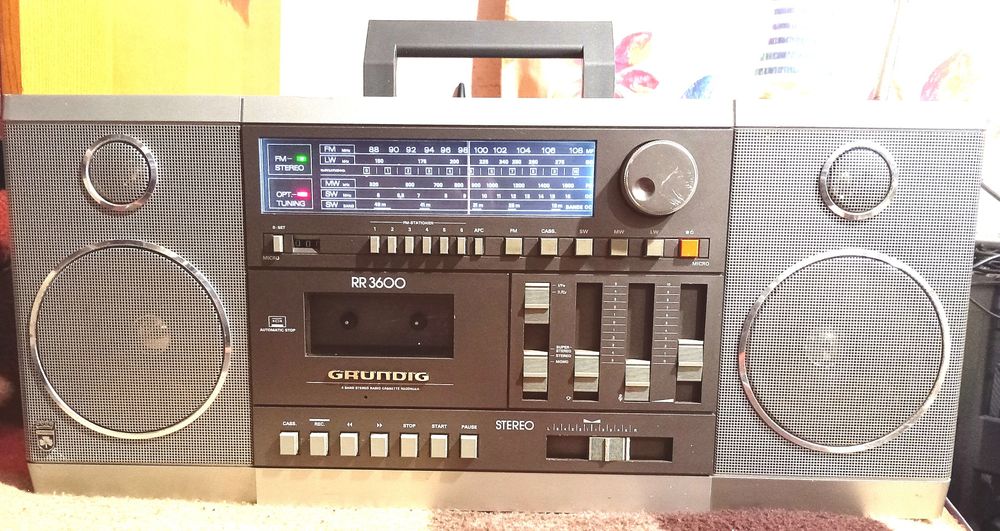 Голям касетофон GRUNDIG.