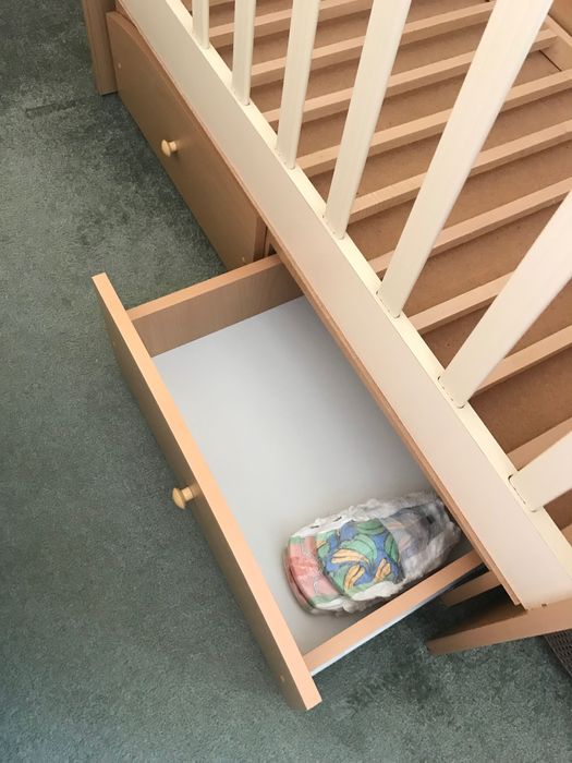 Детска кошара с люлеещ механизъм