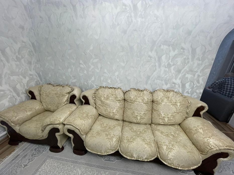 Продам диван  с двумя креслами