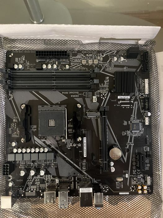 Vând placa de baza GIGABYTE A520M DS3H V2