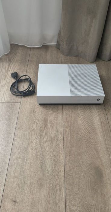 Vând Xbox one s 1 tb