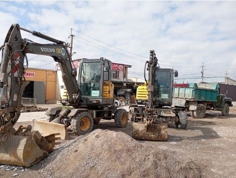 Экскаватор хизмати