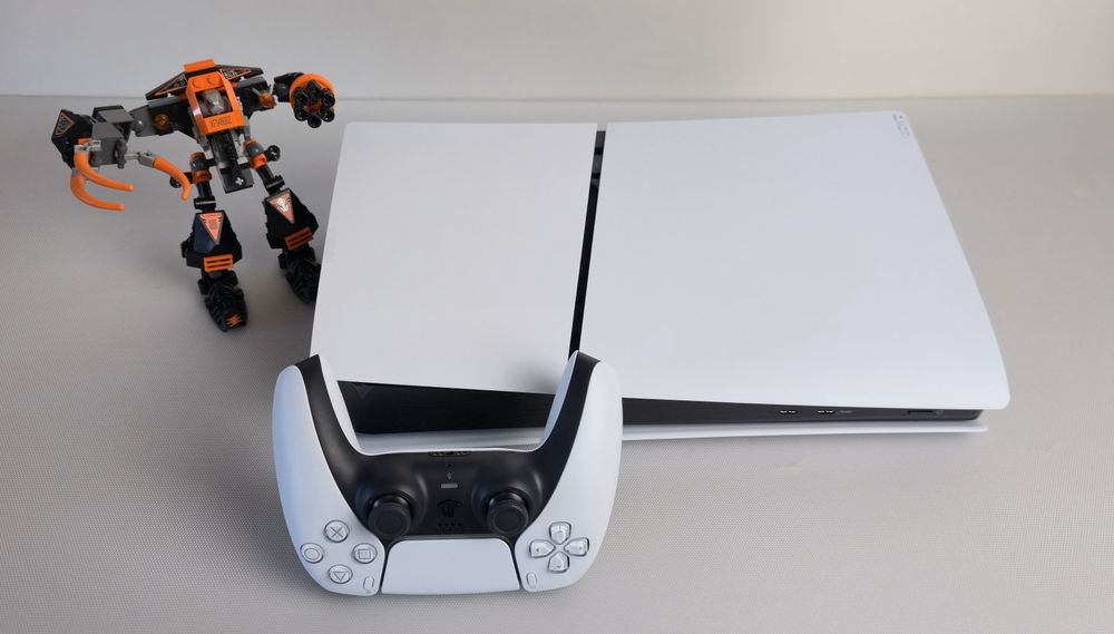 Реновирана конзола Sony Playstation 5 Slim Digital 825GB, 1 джойстик, 3м гаранция