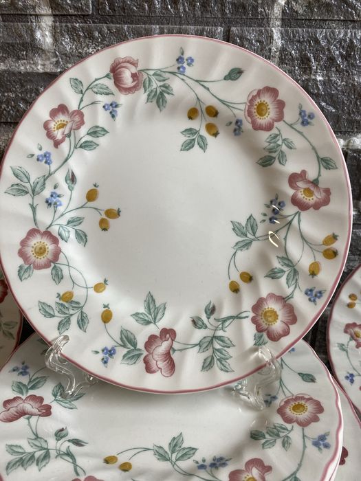 Сервиз за хранене -Churchill Staffordshire -England Briar Rose