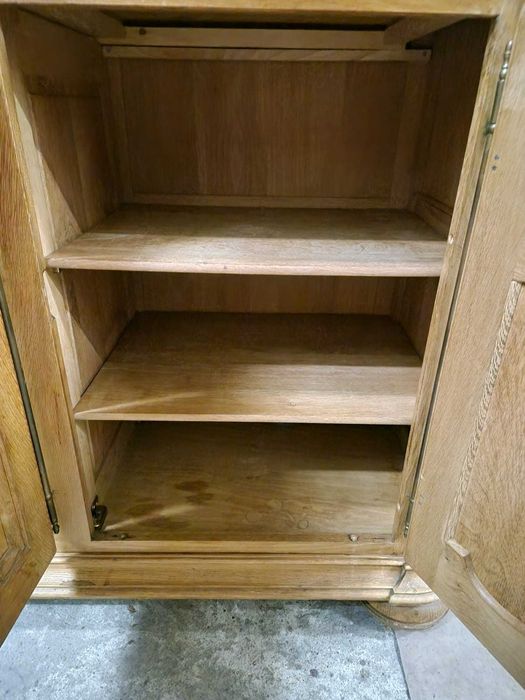 Изключително масивен и здрав контрабюфет дресоар от пълен дъбов масив