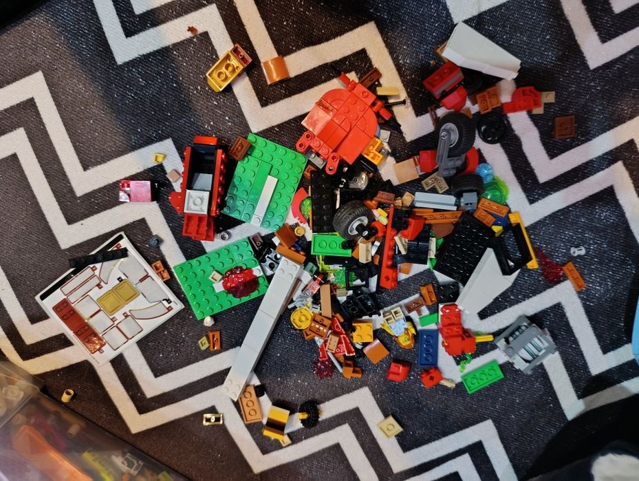 Продавам доста комплекти Lego