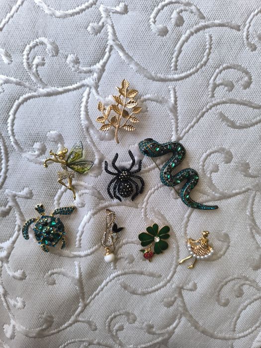 Флорални брошки, брошки с камъни