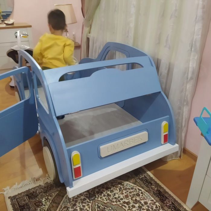 Детская кроватка машинка.