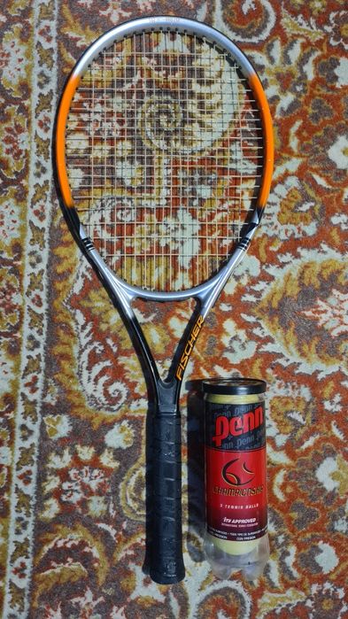 Vând Rachetă tenis Fischer cu 3 mingi .