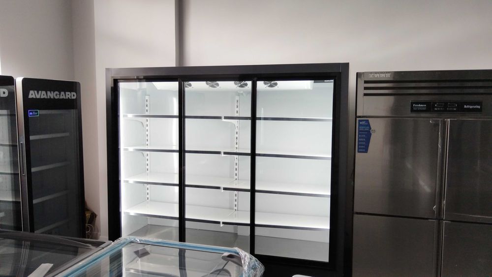 Новый витринный холодильник