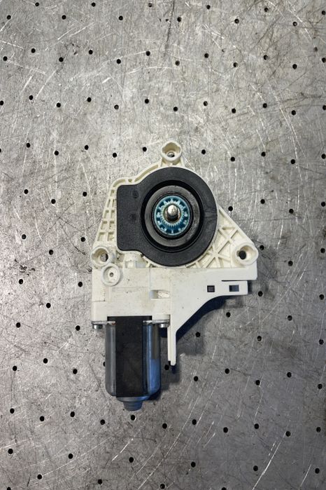 Motoras macara geam spate dreapta 8K0.959.812.A Volkswagen VW Touareg