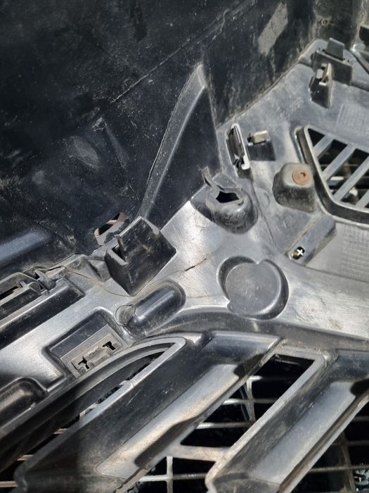 Grila fata Renault Kadjar - (1518) FISURAT VEZI POZE