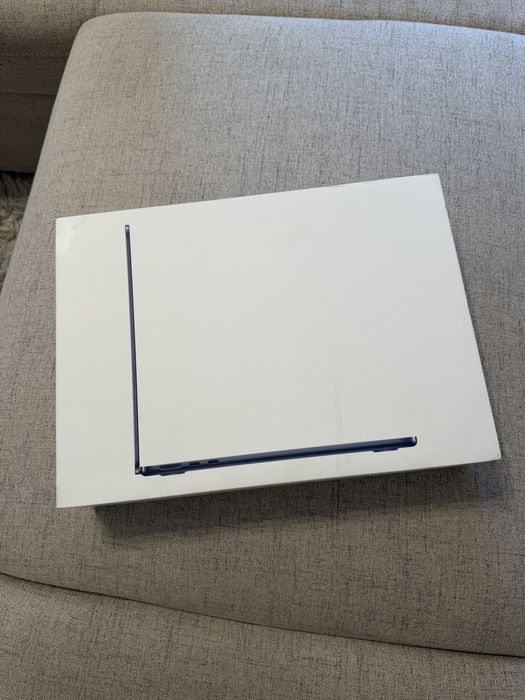 MacBook Air 13",cu procesor Apple M3, 8GB RAM, 256GB, midnight, ca NOU