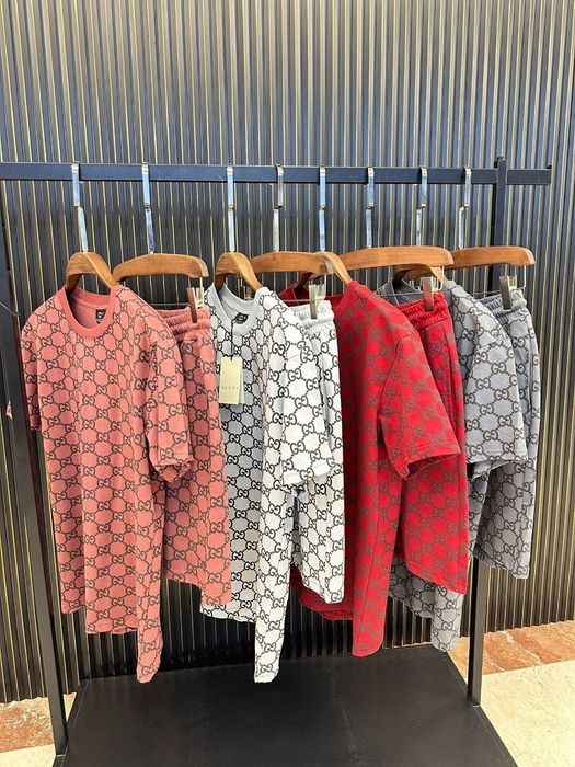 Compleu Gucci 
Poza 1
XL  XXL 
Poza 2
 M L XL XXL 
Poza 3
S M L XL XXL 
Poza 4
 M L XXL 
170 lei