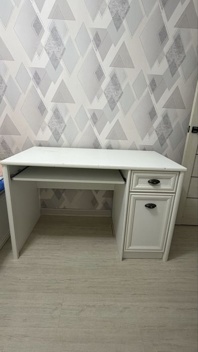 Шкаф и письменный стол