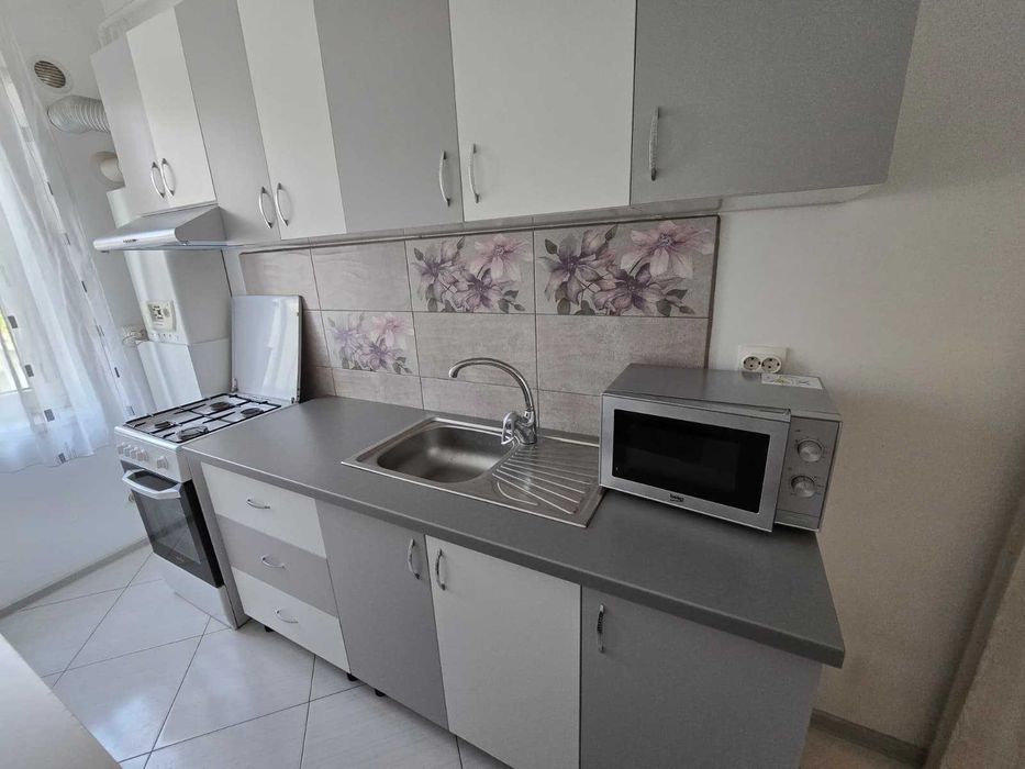 Garsonieră de închiriat – Complet utilată + Loc de parcare inclus (Zona Consul)