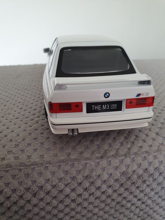 Macheta metalica BMW M3 E30 scara 1:24 noua