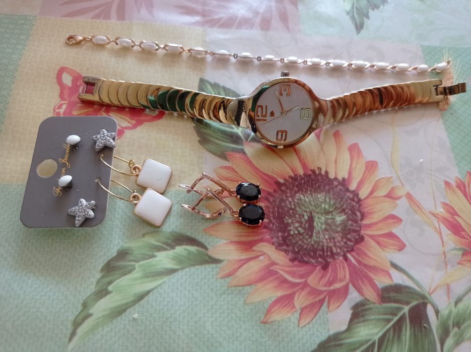 Часы и бижутерия