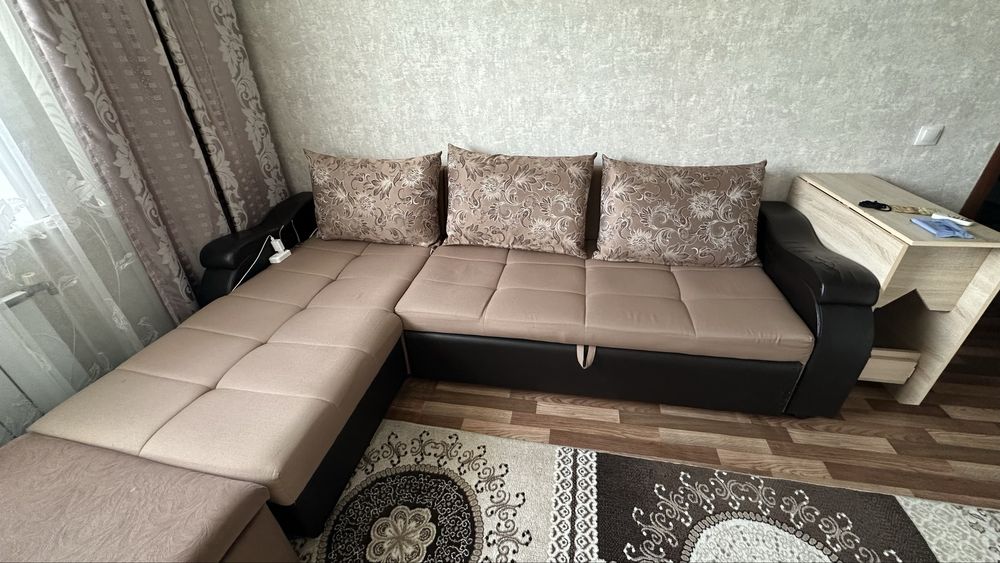 Угловой диван коричневый