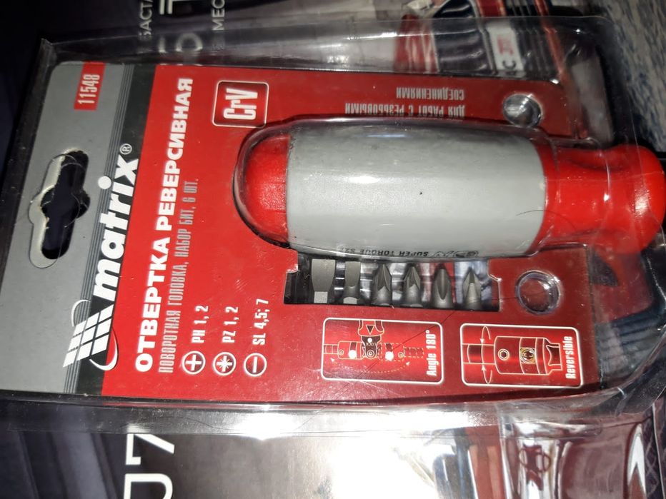 Отвёртка с насадками.
