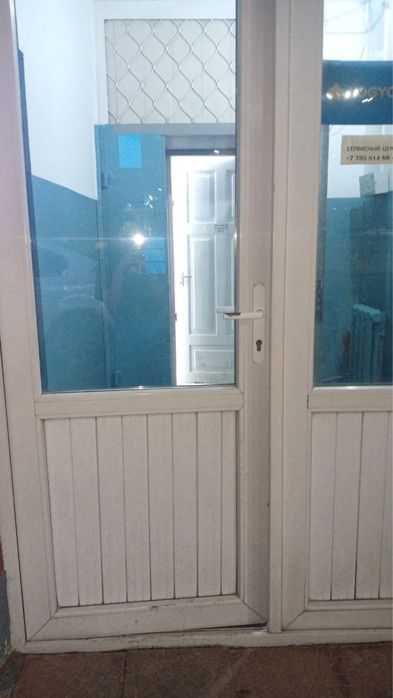 Продам пластиковые двери б/у