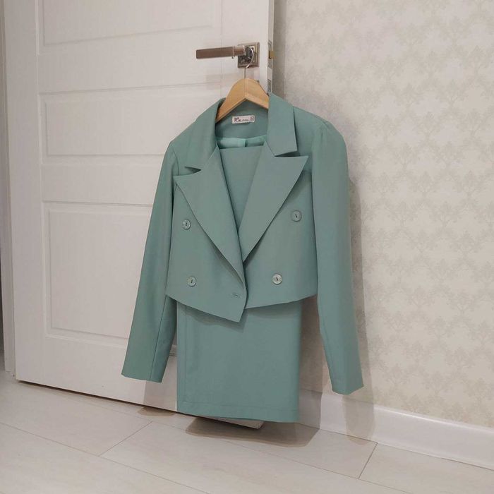 Продам женский костюм