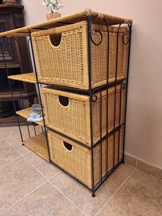 Етажерки и масичка от ратан