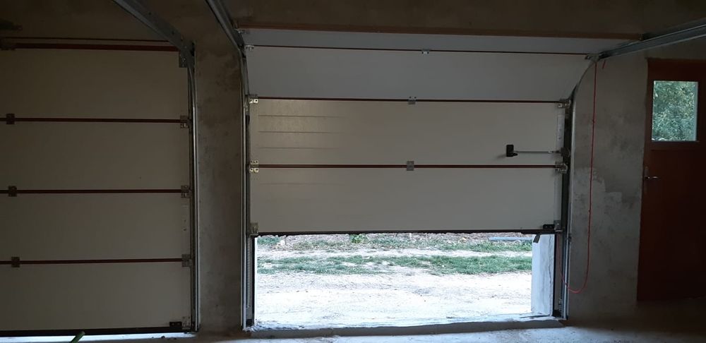 Usa garaj sectionala manuala și electrica