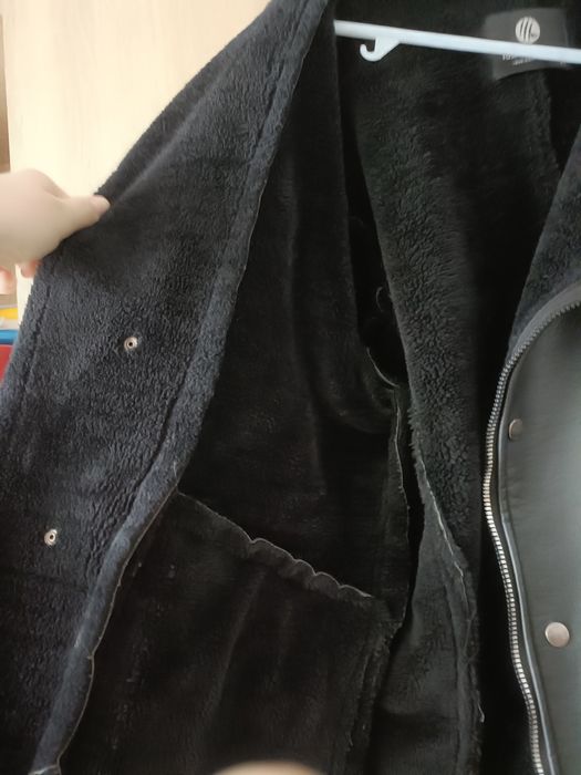 Vând geacă preț 200 negociabil