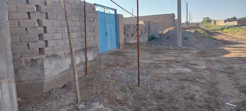 Qarshi Yangibog'da 11 sotixli uy sotiladi