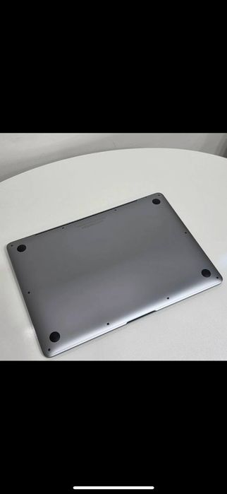 Kosmik kulrang rangdagi M1 13 dyuymli MacBook Air sotilmoqda.

Texnik