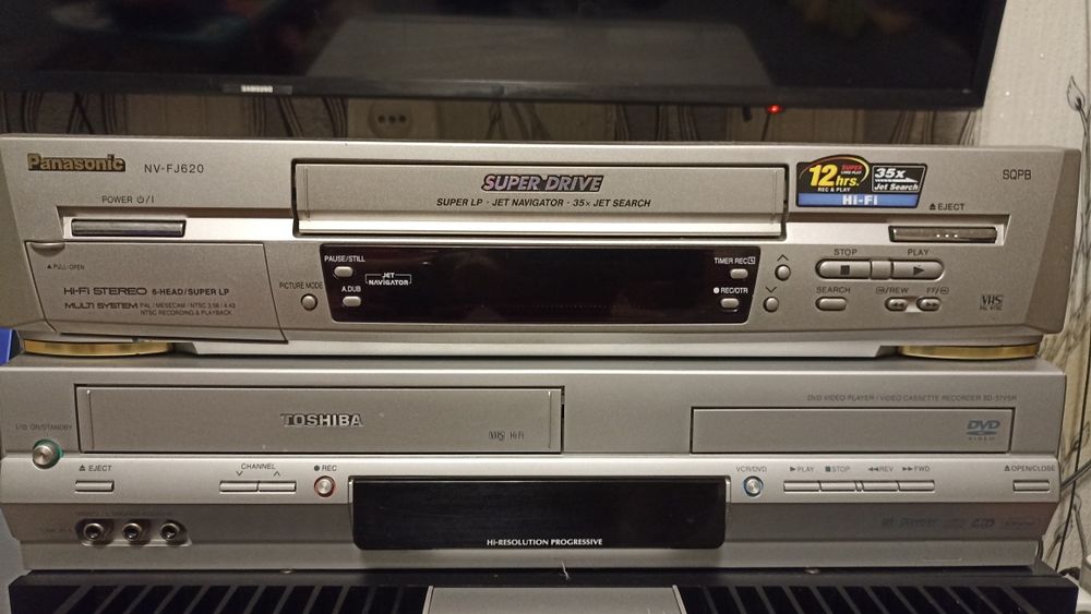 Магнитофон приставка VHS и дисковая