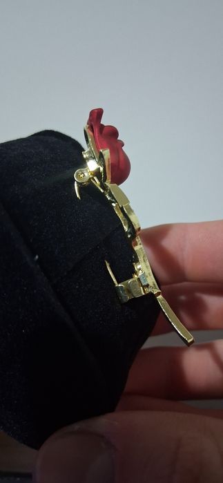 Rose shaped brooch