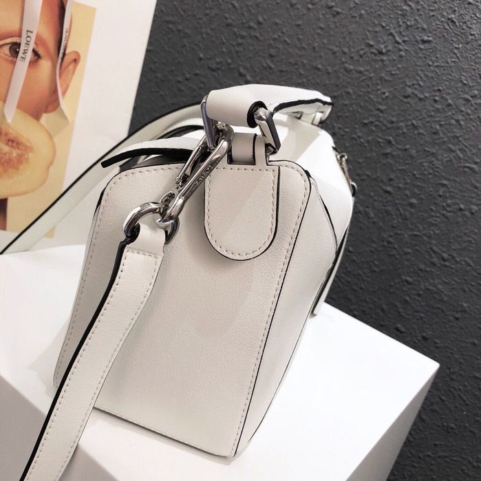 LOEWE Futurist Cat Mini Puzzle Bag  Оригинална мини Puzzle чанта от LOEWE в лимитиран Futurist Cat дизайн