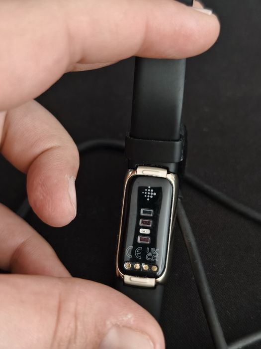 Brățară fitness Fitbit Luxe aurie