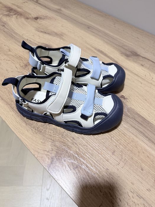 Продам детские сандали