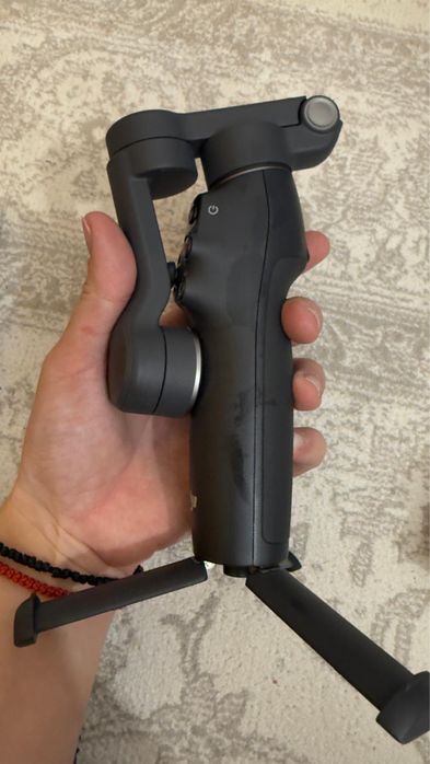 Stabilizator gimbal extensibil pentru smartphone