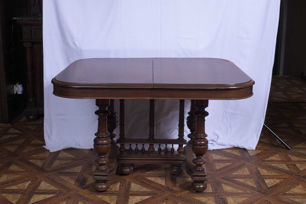 Masa din lemn masiv cu detalii sculptate