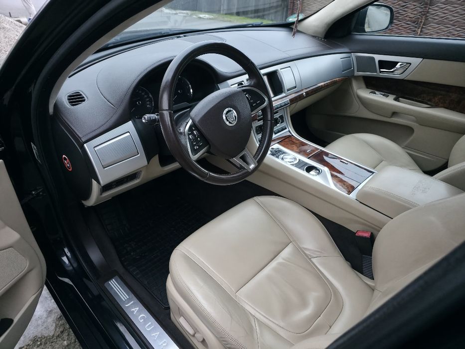 Jaguar XF 2.2d Proprietar, pachet Portfolio